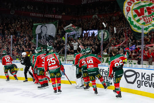 Frölundas spelare jublar och tackar publiken