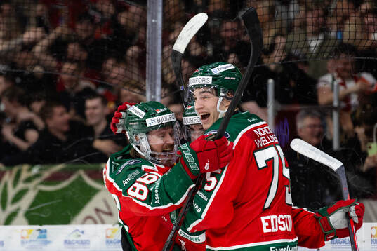 Frölundas Jere Innala jublar ihop med Erik Thorell och