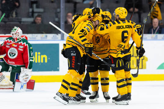 Skellefteås Jonathan Johnson jublar med lagkamrater