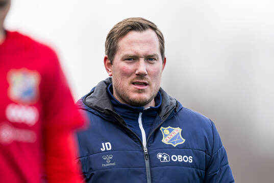 Joakim Dragsten, head coach of Lyn, ahead of the Toppserien football match between Lyn and LSK Kvinner on April 19, 2024 in Oslo.