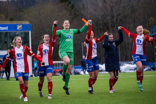 Mathea Berget, Anna Linnea Palm, Kirvil Odden Sundsfjord, Miriam Vilnes Mjåset and Cornelia Remme Fladberg of Lyn celebrates