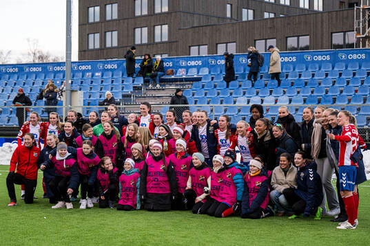 Players of Lyn celebrates