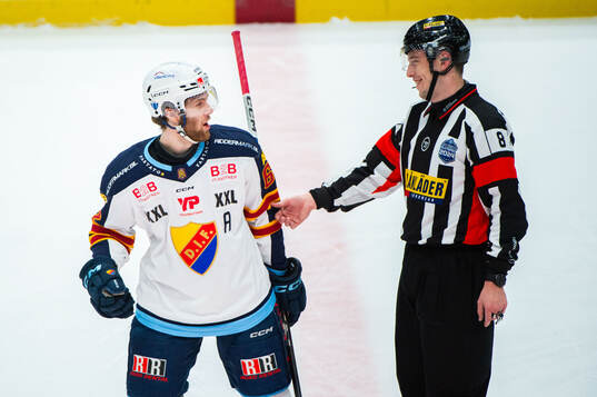 Djurgårdens Wiktor Nilsson och Domare Oscar Niklasson