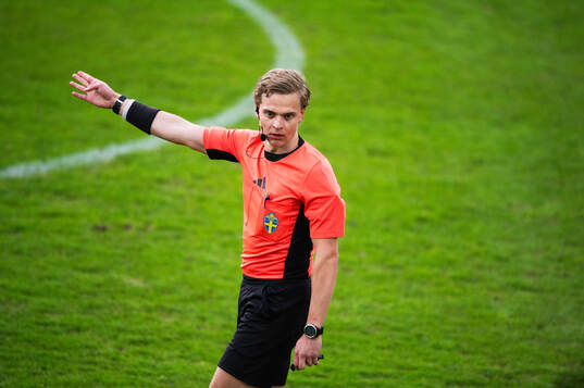 Domaren Hugo Evebring i matchen i div. 2 mellan IFK