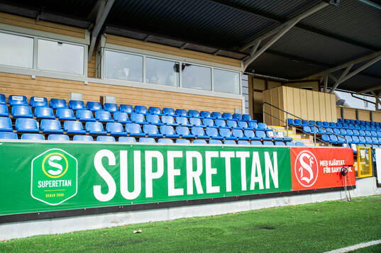 En banderoll med superettan logotyp och Sandviken logotyp
