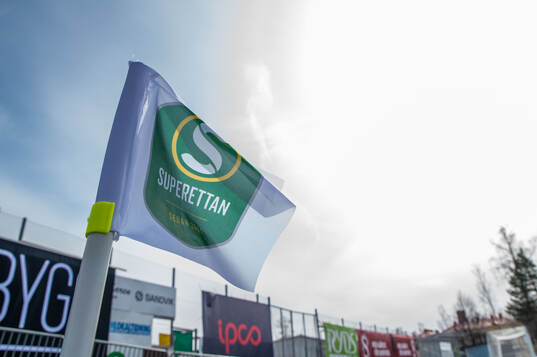 En hörnflagga med Superettans logotyp