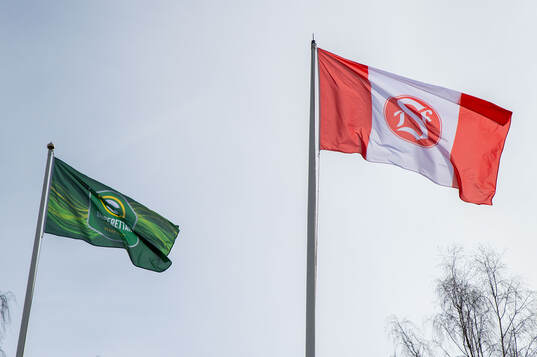 Flaggor med Superettans och Sandvikens logotyp