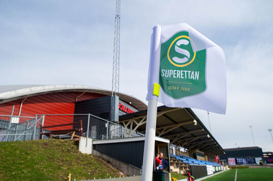 En hörnflagga med Superettans logotyp