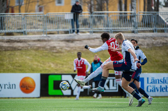 Sandvikens Calvin Kabuye och Östers Mattis Adolfsson