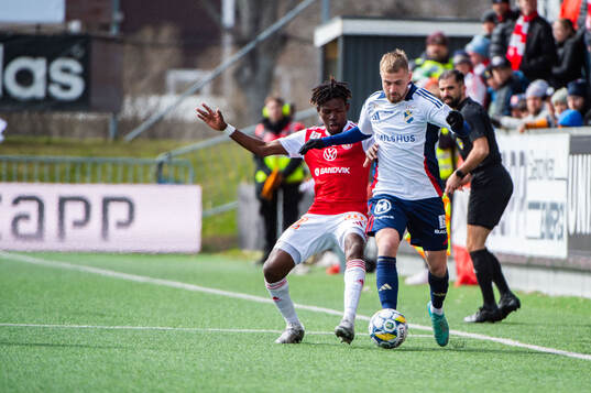 Sandvikens Mamadou Kouyate och Östers Chriss-Albin Mörfelt