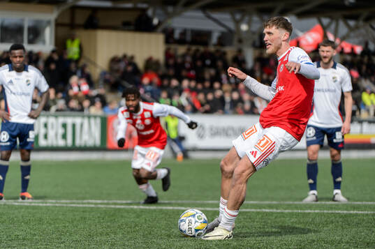 Sandvikens Emil Engqvist gör 1-0 på straffspark