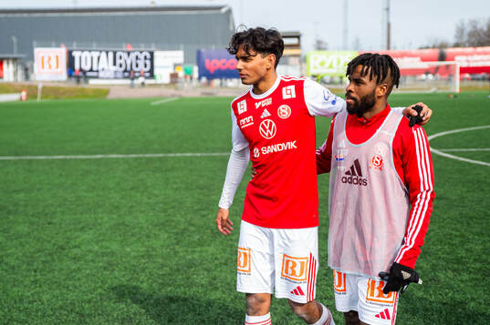 Sandvikens Jonathan Karlsson och John Junior Igbarumah jublar