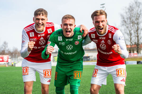 Sandvikens Emil Engqvist, målvakt Felix Jakobsson och