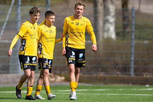 Elfsborgs Lucas Eliasson jublar med lagkamrater efter 4-0