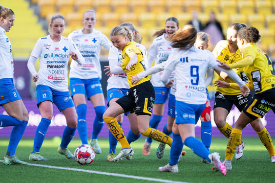 Elfsborgs Linn Sångberg i kamp med Värnamo spelare