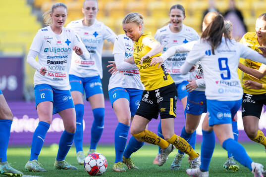 Elfsborgs Linn Sångberg i kamp med Värnamo spelare