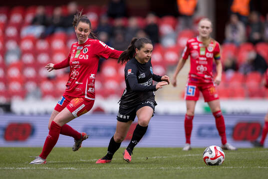 KIF Örebros Katla Maria Thordardottir och Växjö DFFs Heidi Elisabeth Ellingsen
