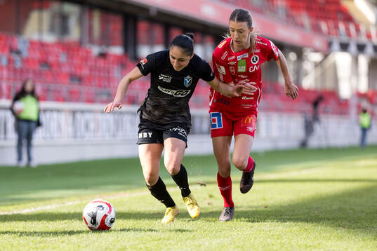 Växjö DFFs Nesrin Akgun och KIF Örebros Wilma Öhman