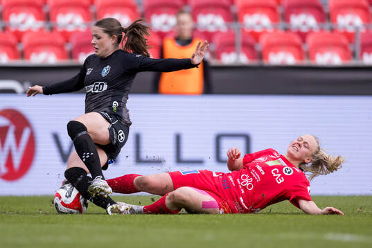 Växjö DFFs Emma Holmqvist och KIF Örebros Molly Johansson