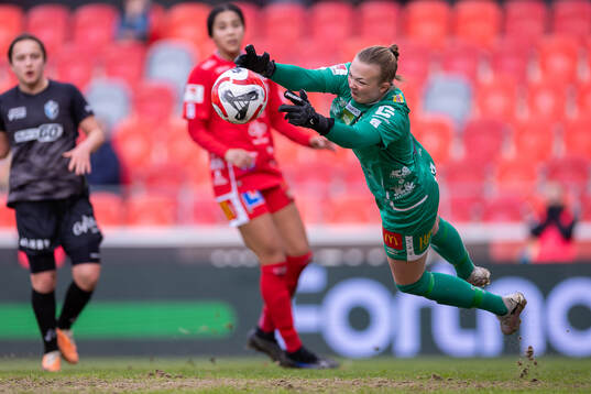 KIF Örebros målvakt Clara Ekstrand gör en räddning