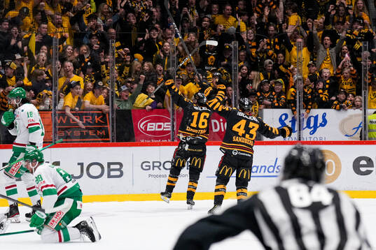 Skellefteås Linus Lindström och Filip Sandberg jublar