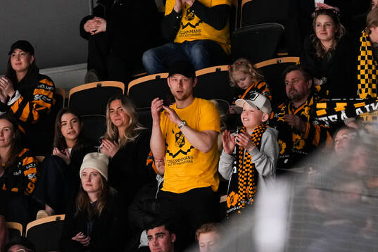 Oscar Möller med son på läktaren