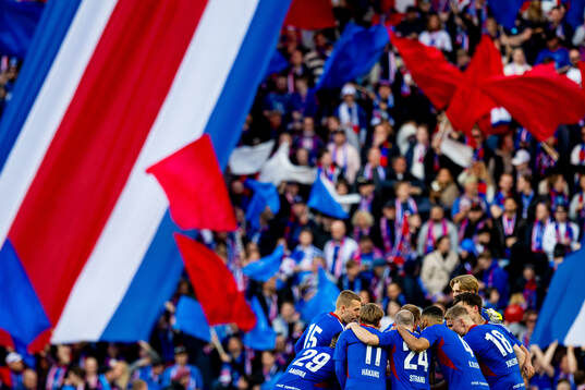 Elias Hagen, goalkeeper Magnus Sjøeng and players of Vålerenga