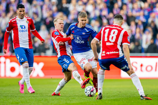 Henrik Kristiansen of Lyn and Simen Juklerød of Vålerenga
