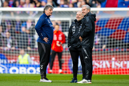 Jan Halvor Halvorsen, head coach of Lyn, talks to Geir Bakke, head coach of Vålerenga, and assistant coach Petter Myhre ahead of the OBOS-ligaen football match between Lyn and Vålerenga on April 20, 2024 in Oslo. 