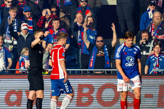 Mees Rijks of Vålerenga receives a red card by referee Espen Eskås