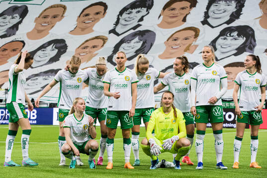 Hammarbys spelare gör sig redo för fotografering av