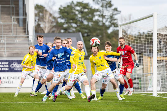 Falkenbergs Christoffer Carlsson 0ch Rasmus Andersson i kamp med Norrbys Teo Helge och Ture Spendler