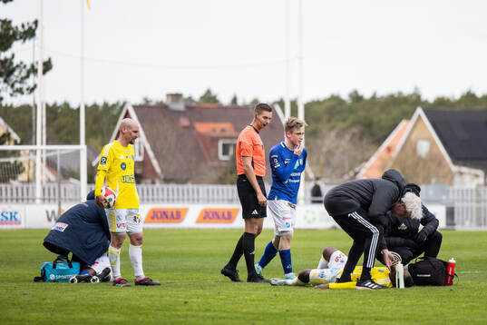 Norrbys Prince Amos och Falkenbergs Wanbe Godwin Aguda har ont