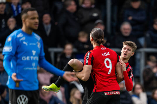 Brommapojkarnas Frederik Christensen jublar med lagkamrater efter att han gjort 0-1