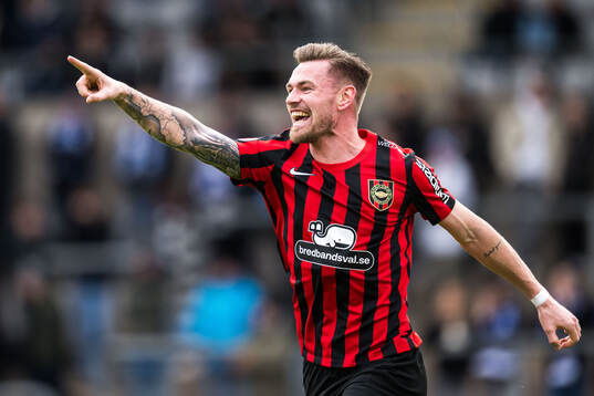 Brommapojkarnas Rasmus Örqvist  jublar