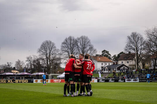 Brommapojkarnas Rasmus Örqvist jublar med lagkamrater
