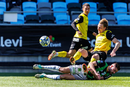 Mjällbys Alexander Johansson och GAISs Axel Norén