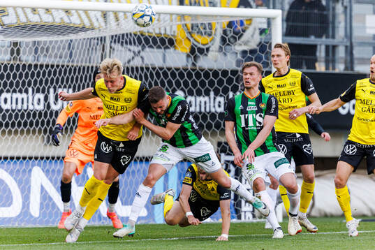 Mjällbys Herman Johansson och GAISs Axel Norén och Alexander Ahl Holmström