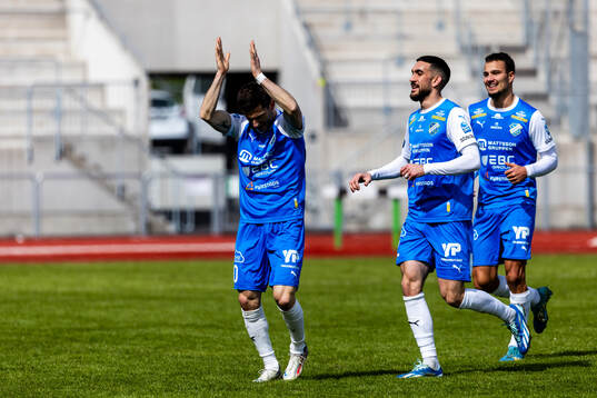 IK Oddevolds Liridon Kalludra har gjort 1-0 och jublar