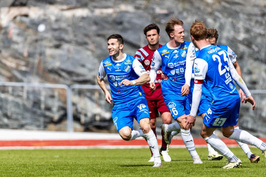IK Oddevolds Liridon Kalludra har gjort 1-0 och jublar
