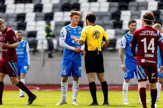 Domare Kaspar Sjöberg pratar med IK Oddevolds Gabriel Sandberg