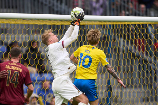  [DK=20240421: 3F Superliga på Brøndby Stadion - Brøndby IF vs. FC Midtjylland - Jonas Lössl, FC Midtjylland og Daniel Wass (10), Brøndby IF]