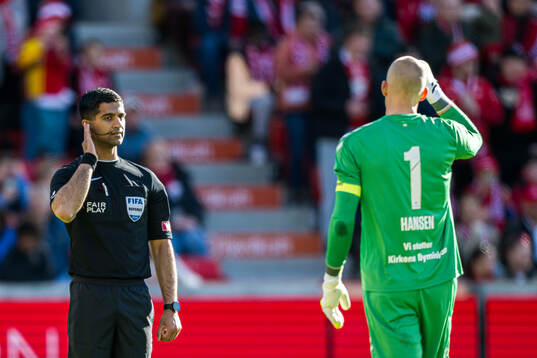 Mohammad Usman Aslam, referee, and Andre Hansen of Odd