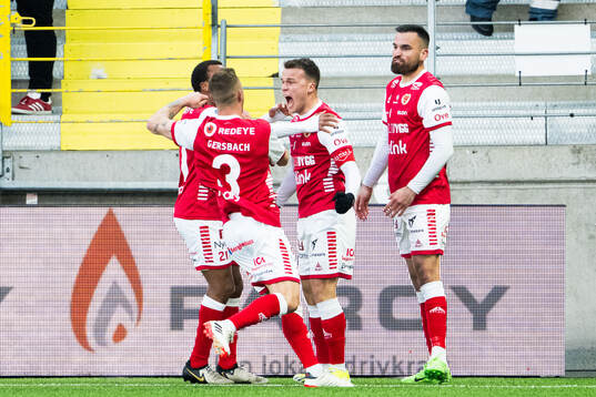 Kalmars Simon Skrabb jublar med lagkamrater efter sitt 1-2 mål