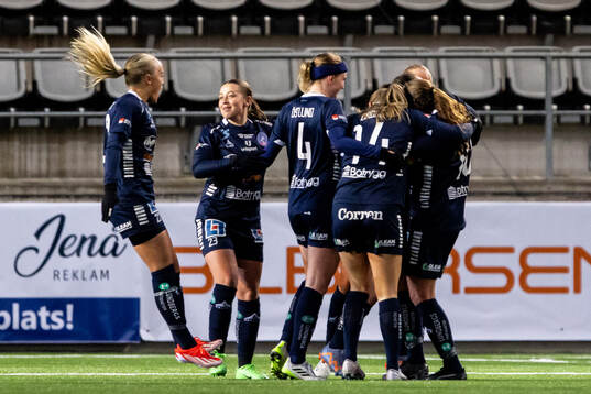 Linköpings spelare jublar efter 1-1 målet genom Michelle De Jongh