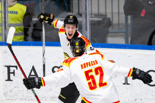 Brynäs Jack Kopacka och Oliver Tärnström jublar