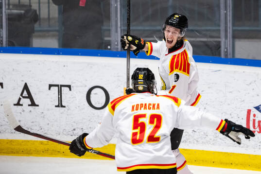 Brynäs Jack Kopacka och Oliver Tärnström jublar