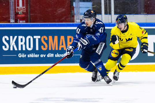 Aleksi Matinmikko of Finland and Jonathan Lekkerimäki of