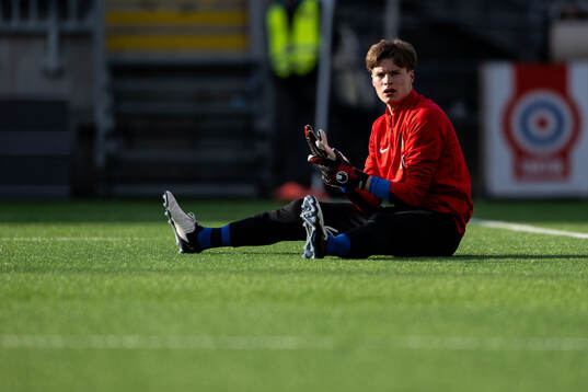 Brommapojkarnas målvakt Filip Sidklev