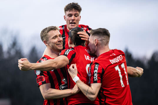 Brommapojkarnas Nikola Vasic jublar med Ludvig Fritzson,